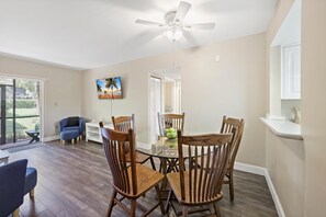 Condo, 1 Queen Bed (Quaint condo steps to the beach and d) | Interior