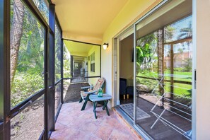 公寓式客房, 1 张大床 (Quaint condo steps to the beach and d) | 露台