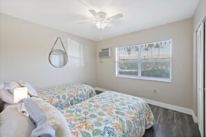 Apartment, 1 Queen-Bett (Quaint condo steps to the beach and d)