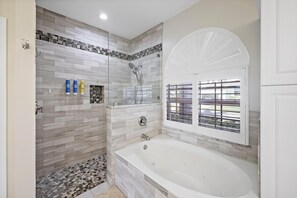 하우스, 침대(여러 개) (444 River Court) | 욕실