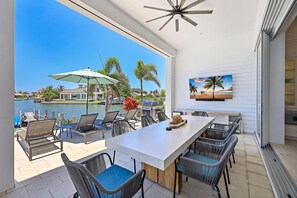 Hus - flere senge (Waterfront home with pool, spa and ka) | Udendørs spisemuligheder