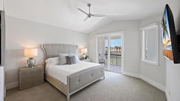 House, Multiple Beds (Waterfront home with pool, spa and ka)