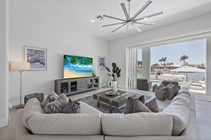 Casa, várias camas (Waterfront home with pool, spa and ka) | Área de estar