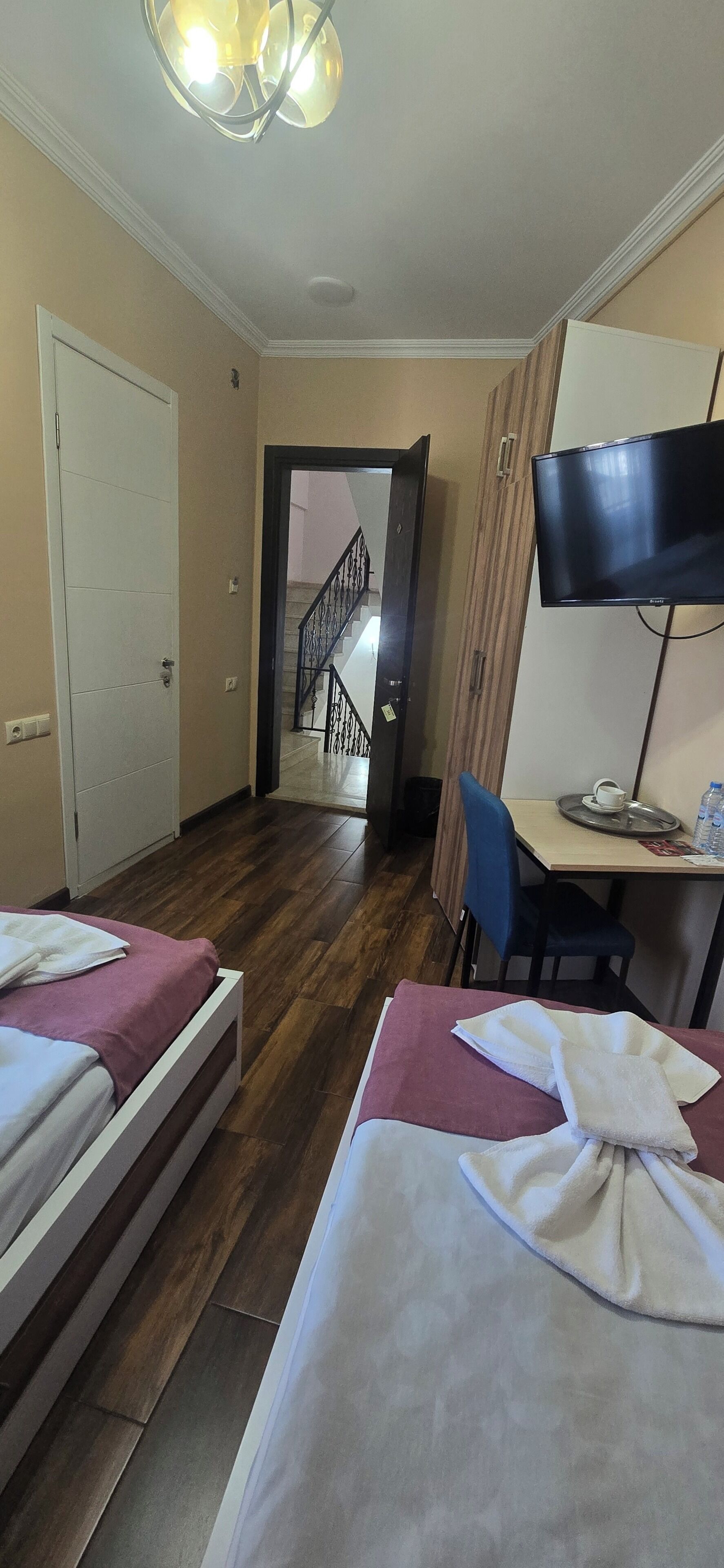 Habitación estándar con 2 camas individuales | Ropa de cama de alta calidad, edredones de plumas, escritorio