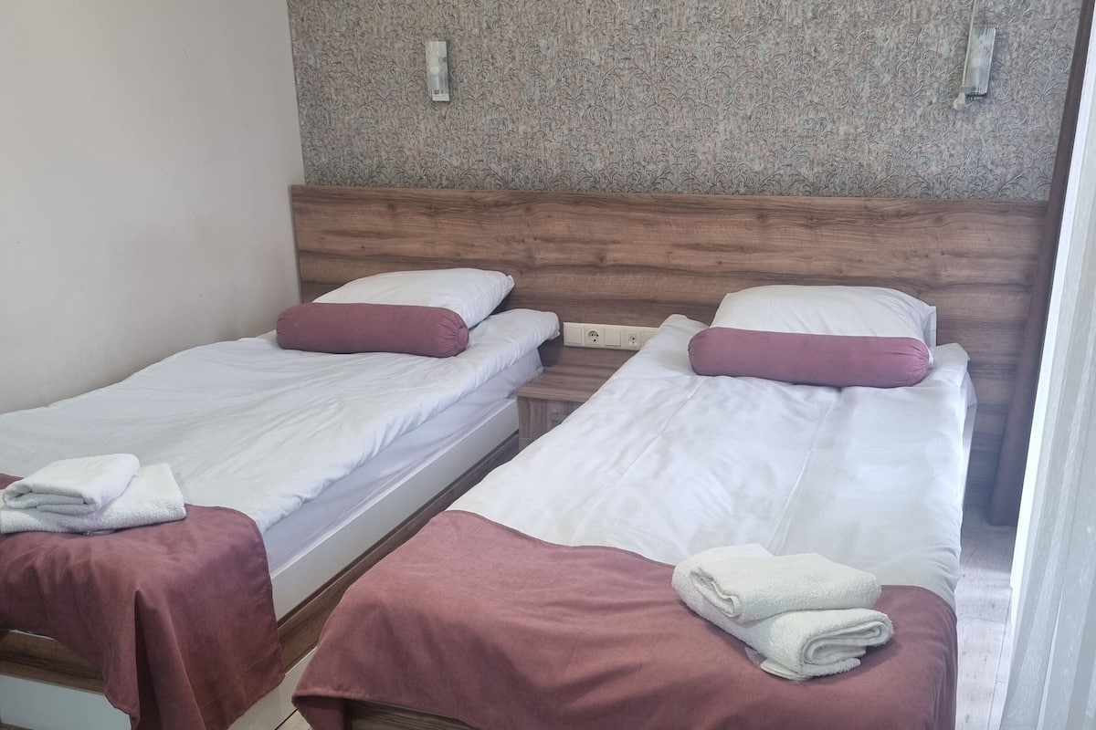 スタンダード ツインルーム | 高級寝具、羽毛の掛け布団、デスク、ノートパソコン用作業スペース