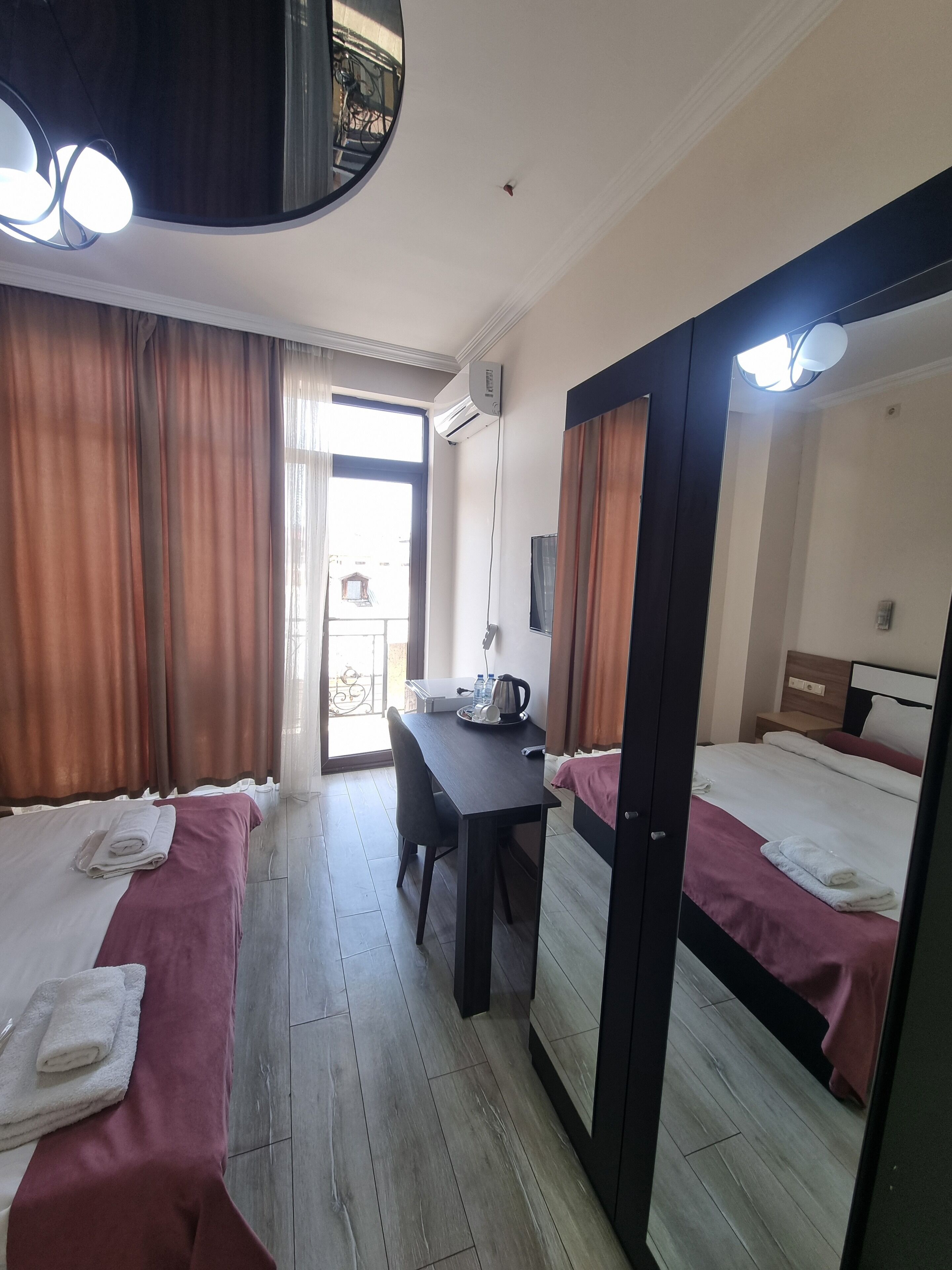 Ropa de cama de alta calidad, cubrecamas y escritorio 