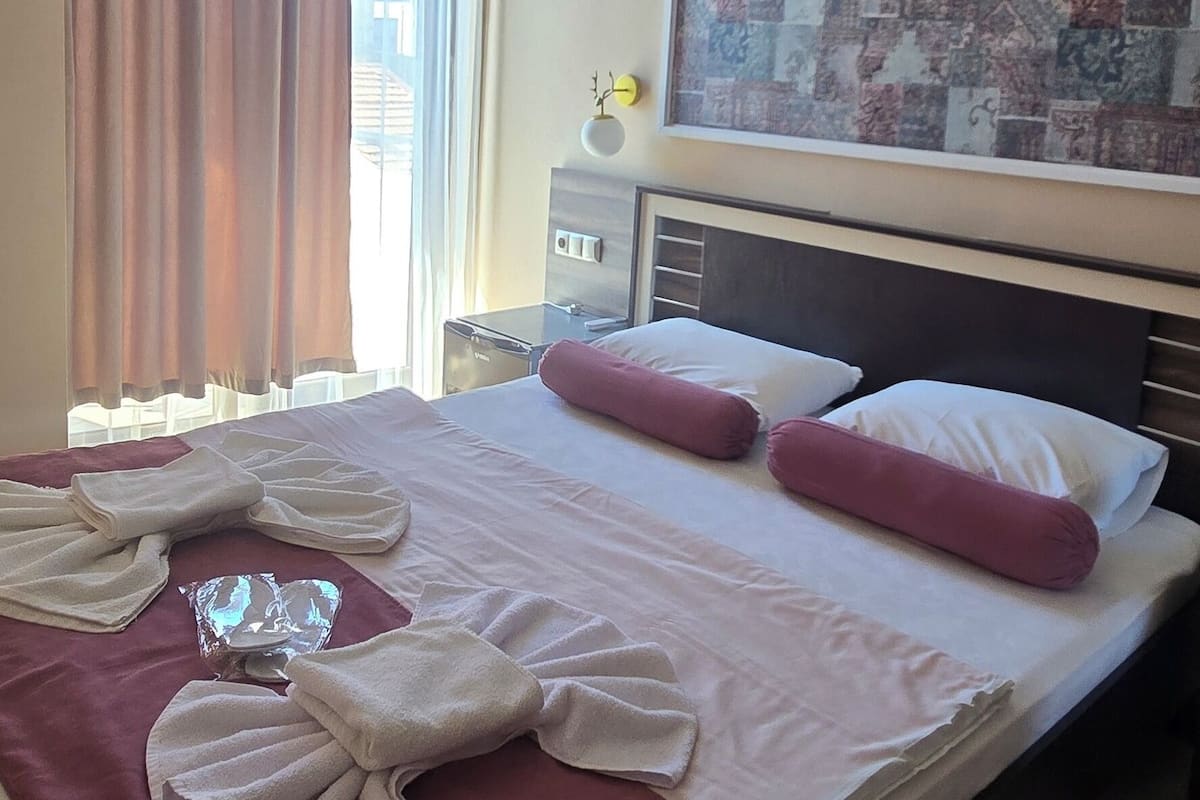 スタンダード ダブルルーム | 高級寝具、羽毛の掛け布団、デスク、ノートパソコン用作業スペース