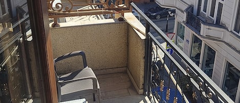 Habitación estándar doble, balcón, vistas a la ciudad | Zona de estar | Una televisión de pantalla plana, una impresora