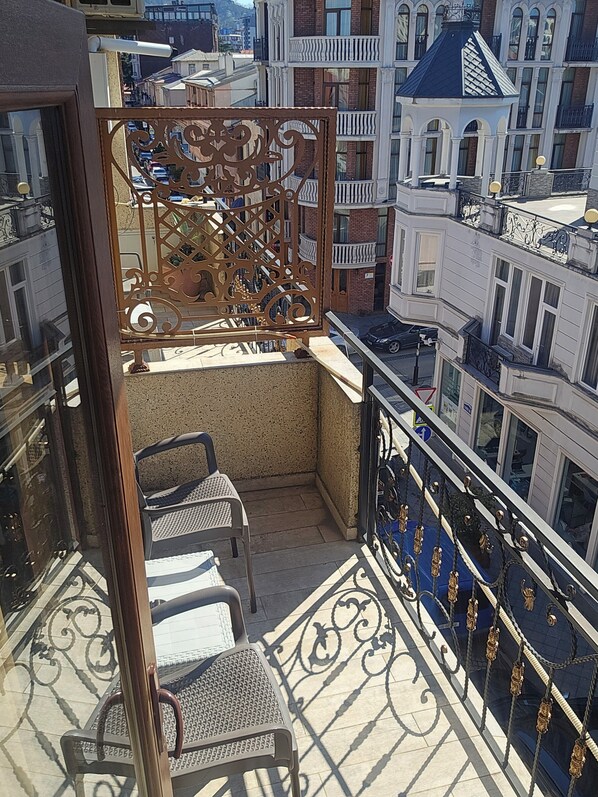 Doppia Standard, balcone, vista città | Area soggiorno | TV a schermo piatto, stampante