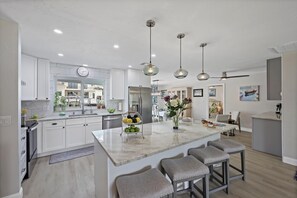 Hus - flera sängar (1073 Ruppert Road) | Eget kök
