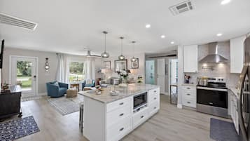 House, Multiple Beds (1073 Ruppert Road) | Private kitchen