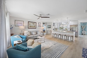 Hus - flera sängar (1073 Ruppert Road) | Vardagsrum