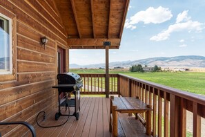 Outdoor dining - Horseshoe Ranch in Paradise Valley near Yellowstone (Livingston)