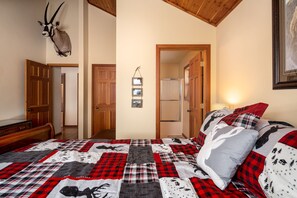 4 bedrooms, travel crib, free WiFi, bed sheets - Horseshoe Ranch in Paradise Valley near Yellowstone (Livingston)