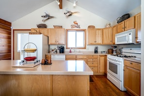 Fridge, microwave, oven, stovetop - Horseshoe Ranch in Paradise Valley near Yellowstone (Livingston)