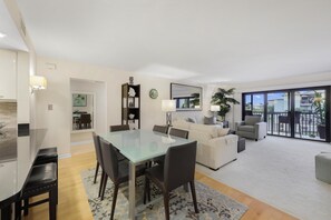 Apartment, Mehrere Betten (Delightful south end condo with pool.) | Eigene Küche