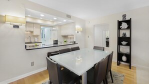 Private kitchen - Delightful South end Condo With Pool. Steps to Beach (Marco Island)