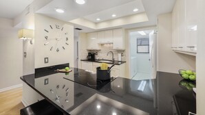 Private kitchen - Delightful South end Condo With Pool. Steps to Beach (Marco Island)