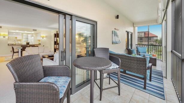 Terrace/patio - Delightful South end Condo With Pool. Steps to Beach (Marco Island)