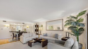 Living area - Delightful South end Condo With Pool. Steps to Beach (Marco Island)