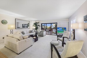 Apartment, Mehrere Betten (Delightful south end condo with pool.) | Wohnbereich