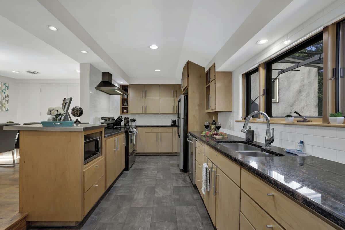 House, 1 King Bed, Hot Tub (406 W Schubert A) | Private kitchen | Coffee/tea maker