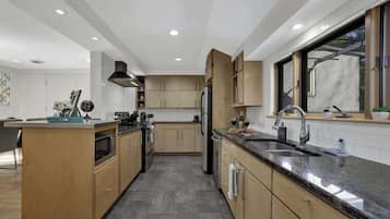 House, 1 King Bed, Hot Tub (406 W Schubert A) | Private kitchen | Coffee/tea maker