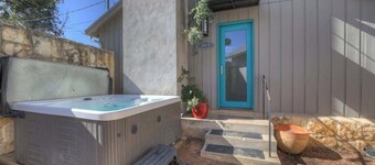 406 Lodge-a: Hot-tub & 2 Blks to Main St