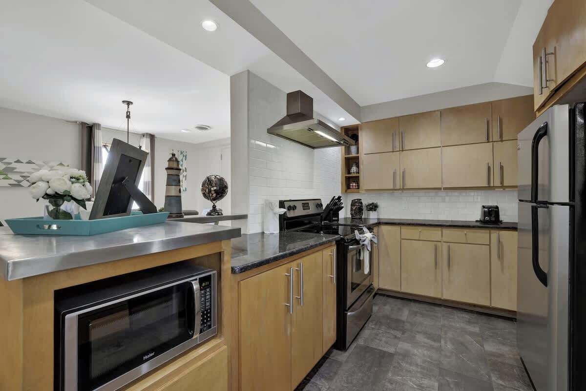 House, 1 King Bed, Hot Tub (406 W Schubert A) | Private kitchen | Coffee/tea maker