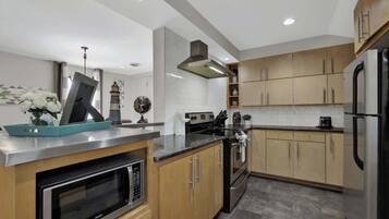 House, 1 King Bed, Hot Tub (406 W Schubert A) | Private kitchen | Coffee/tea maker