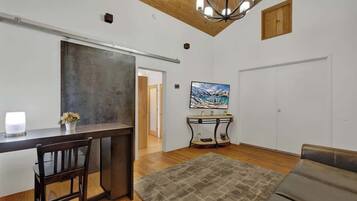 House, Multiple Beds, Patio (406 W Schubert B & C) | Living area