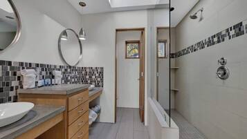 Casa, varias camas, patio (406 W Schubert B & C) | Baño | Toallas
