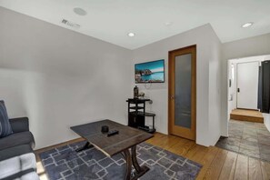 獨棟房屋, 多張床, 庭院 (406 W Schubert B & C) | 起居區