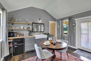 Cottage, 1 King Bed, Patio, Mountain View (6426 Old San Elm) | Private kitchen | Fridge, microwave, oven, stovetop
