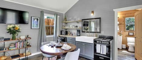 平房, 1 張特大雙人床, 庭院, 山景 (6426 Old San Elm) | 私人廚房 | 咖啡機/沖茶器