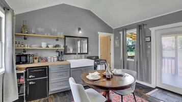 Cottage, 1 King Bed, Patio, Mountain View (6426 Old San Elm) | Private kitchen