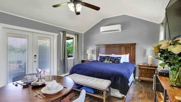 Cottage, 1 King Bed, Patio, Mountain View (6426 Old San Elm)