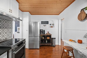 ハウス ベッド (複数台) スパ浴槽 | 専用キッチン | コーヒー / ティーメーカー