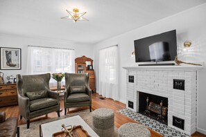 ハウス ベッド (複数台) スパ浴槽 | リビング エリア | 暖炉