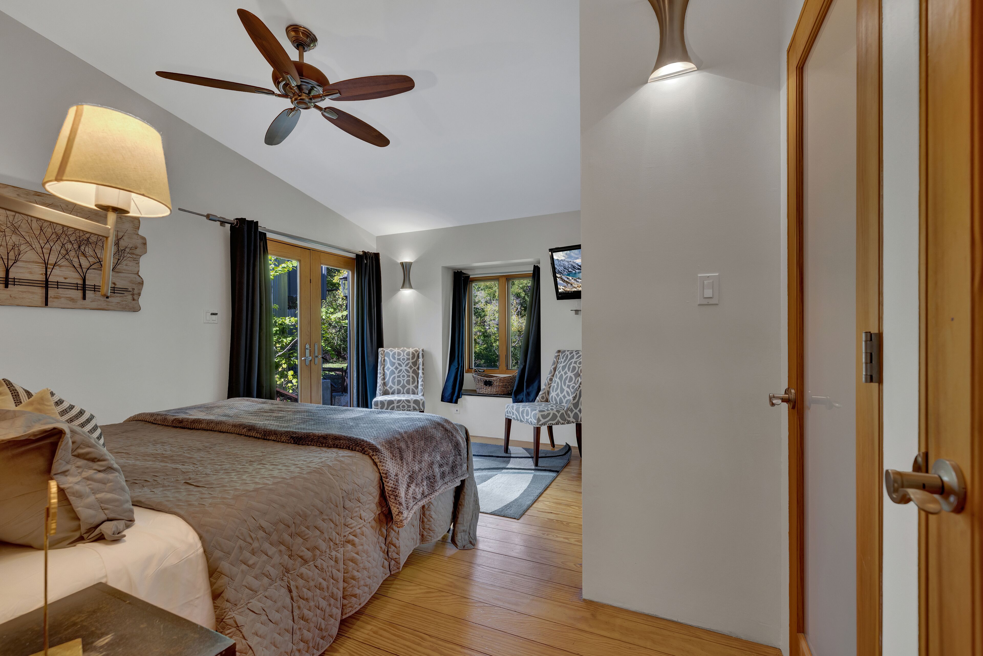 Studio, 1 King Bed, Hot Tub | 1 bedroom, individually decorated, individually furnished, free WiFi