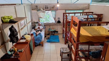 Muebles diferentes, espacio para trabajar con laptop y wifi gratis