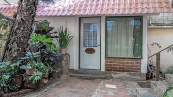 Suite estudio Confort, 1 habitación, cocina, vista al jardín | Muebles diferentes, espacio para trabajar con laptop y wifi gratis