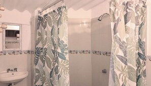 Comfort-Studiosuite, 1 Schlafzimmer, Küche, Gartenblick | Badezimmer | Haartrockner, Handtücher, Seife, Toilettenpapier