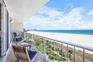 Condo, varias camas (Breezy beachfront condo with panorami) | Áreas de la propiedad