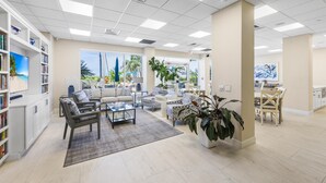Apartment, Mehrere Betten (Breezy beachfront condo with panorami) | Innenbereich