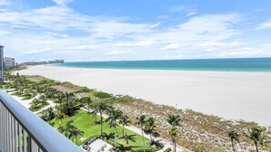 Apartment, Mehrere Betten (Breezy beachfront condo with panorami) | Strand