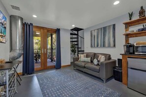 Hus, flere senger, spabadekar (406 W Schubert Combo) | Oppholdsområde | Peis