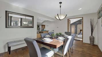 Casa, diversos llits, banyera d'hidromassatge (406 W Schubert Combo) | Servei de restauració