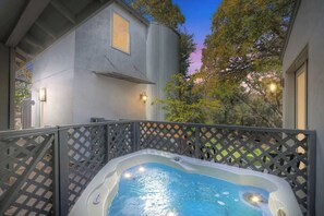 Outdoor spa tub - Schubert Place (Fredericksburg)