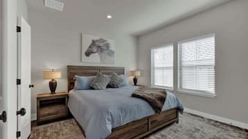 Condo, 1 King Bed with Sofa bed, Hot Tub (930 S Eagle B2 #204) | 1 bedroom, individually decorated, individually furnished, bed sheets